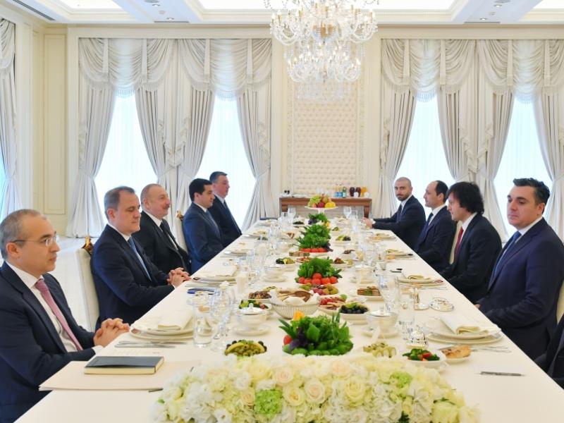 Состоялась встреча Президента Ильхама Алиева с премьер-министром Грузии Ираклием Кобахидзе в расширенном составе 