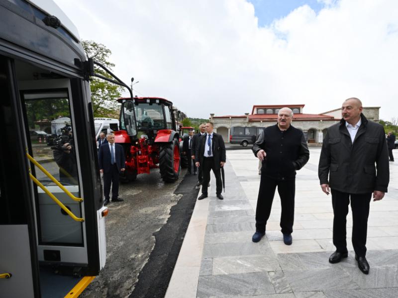 Azərbaycan ilə Belarusun birgə istehsalı olan avtobusa və Belarus Prezidentinin hədiyyə etdiyi traktorlara baxış