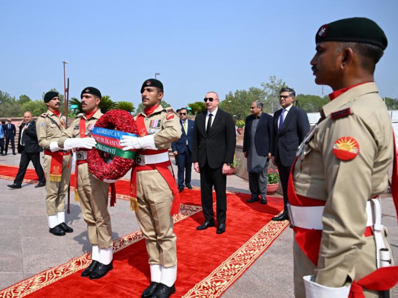 Президент Ильхам Алиев посетил национальный мемориал в Исламабаде 