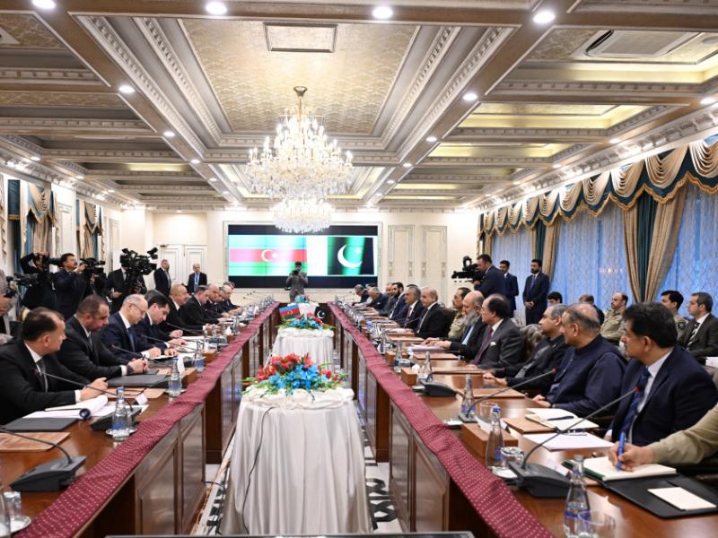 В Исламабаде состоялась встреча Президента Азербайджана Ильхама Алиева с премьер-министром Пакистана Мухаммадом Шахбазом Шарифом в расширенном составе 