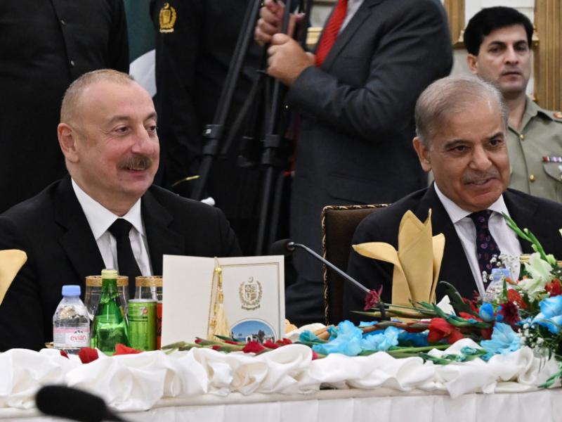 От имени премьер-министра Пакистана Мухаммада Шахбаза Шарифа дан официальный обед в честь Президента Азербайджана Ильхама Алиева