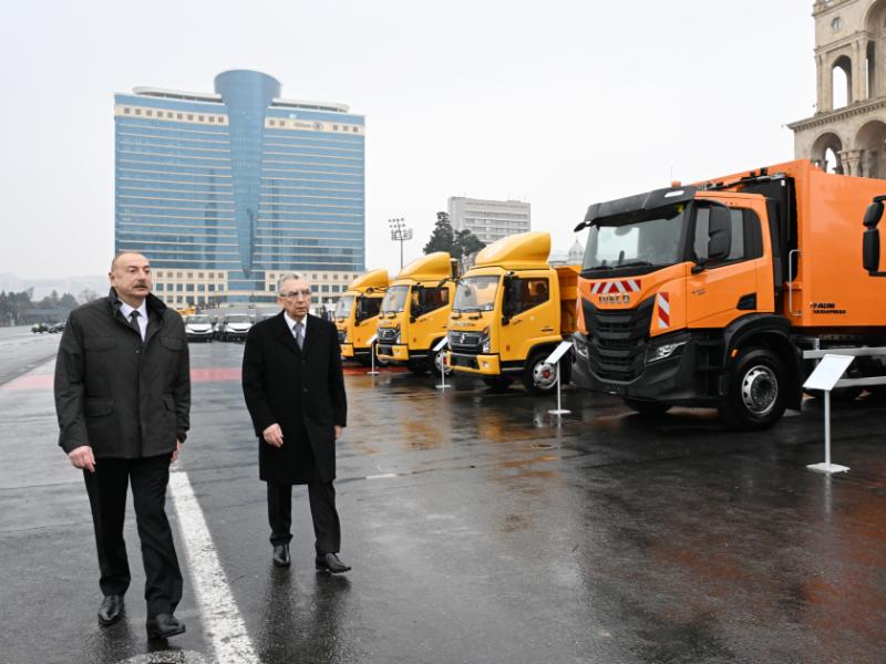 Prezident İlham Əliyev Bakıda kommunal xidmət göstərəcək müxtəlif xüsusi təyinatlı nəqliyyat vasitələri ilə tanış olub