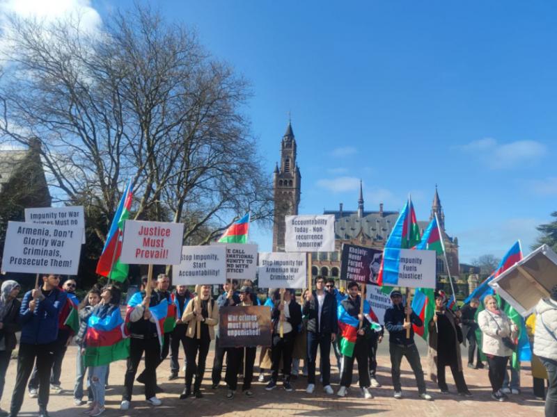Проживающие в Европе азербайджанцы провели акцию протеста перед Дворцом мира в Гааге