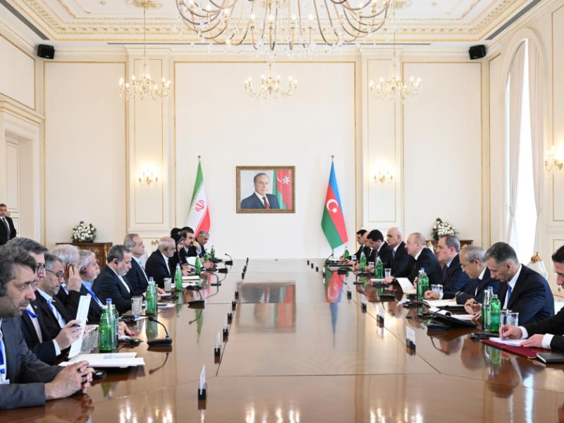 Состоялась встреча Президента Азербайджана Ильхама Алиева с Президентом Ирана Масудом Пезешкианом в расширенном составе
