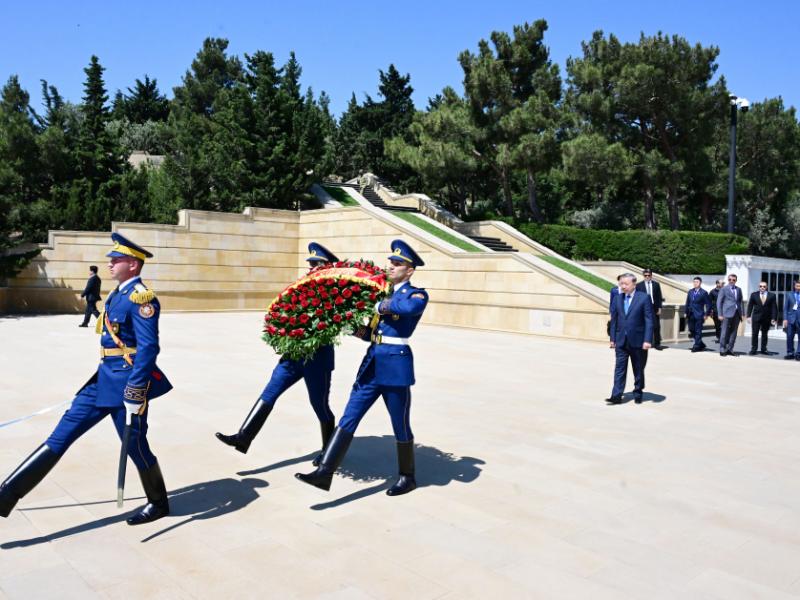 General Secretary of Communist Party of Vietnam visits Alley of Martyrs