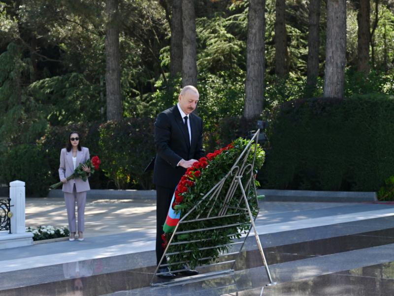 Президент Ильхам Алиев и первая леди Мехрибан Алиева посетили могилу великого лидера Гейдара Алиева на Аллее почетного захоронения