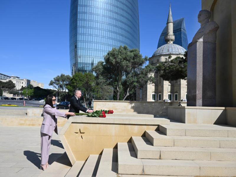 President Ilham Aliyev and First Lady Mehriban Aliyeva paid tribute to Azerbaijanis who died for Victory over fascism