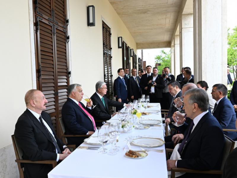 Budapeştdə Türk Dövlətləri Təşkilatının dövlət və hökumət başçılarının şərəfinə rəsmi lanç verilib