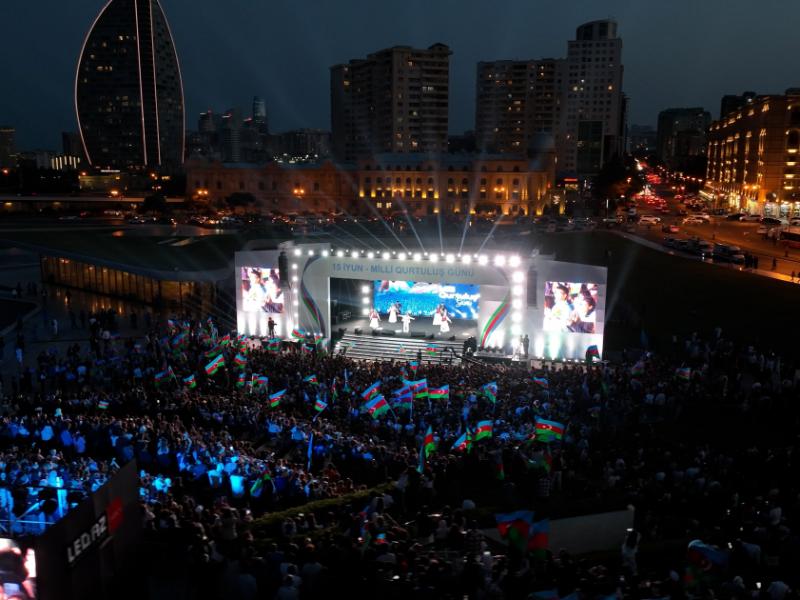 Heydər Əliyev Mərkəzinin parkında Milli Qurtuluş Günü münasibətilə konsert olub