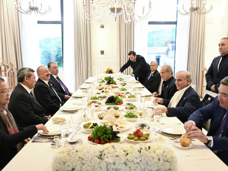 Şuşada Prezident İlham Əliyevin adından İqtisadi Əməkdaşlıq Təşkilatının 17-ci Zirvə görüşünün iştirakçılarının şərəfinə rəsmi nahar verilib