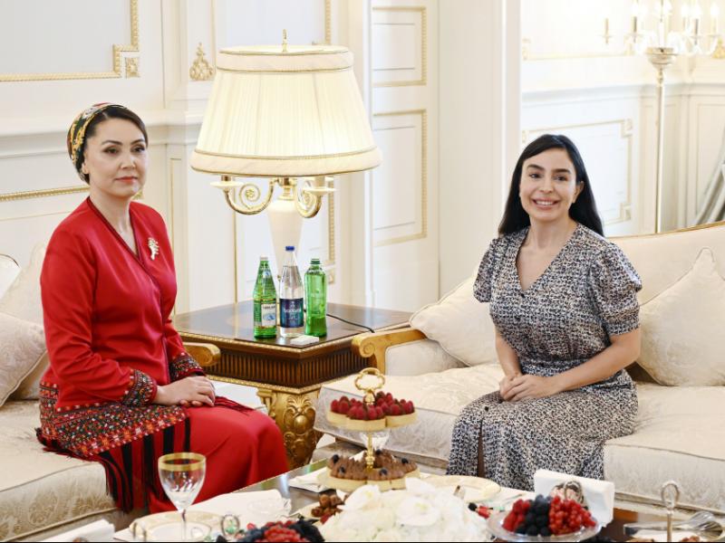 Heydər Əliyev Fondunun vitse-prezidenti Leyla Əliyeva Türkmənistan Xalq Məsləhəti sədrinin qızı Oquldjaxan Atabayeva ilə görüşüb
