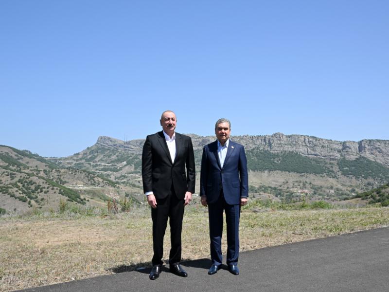 Prezident İlham Əliyev və Qurbanqulu Berdiməhəmmədov Şuşa rayonunun Daşaltı kəndinin fonunda şəkil çəkdiriblər