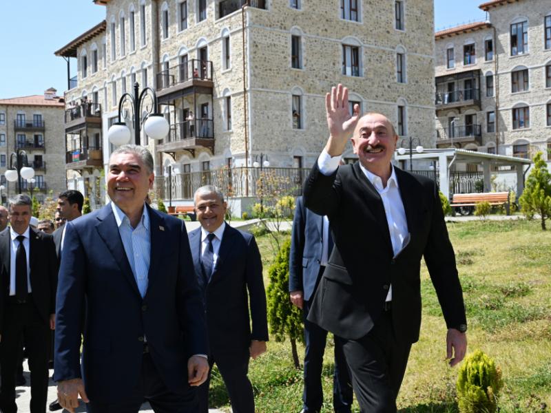 Prezident İlham Əliyev və Türkmənistan Xalq Məsləhətinin sədri Şuşada inşa edilmiş birinci yaşayış kompleksində olublar