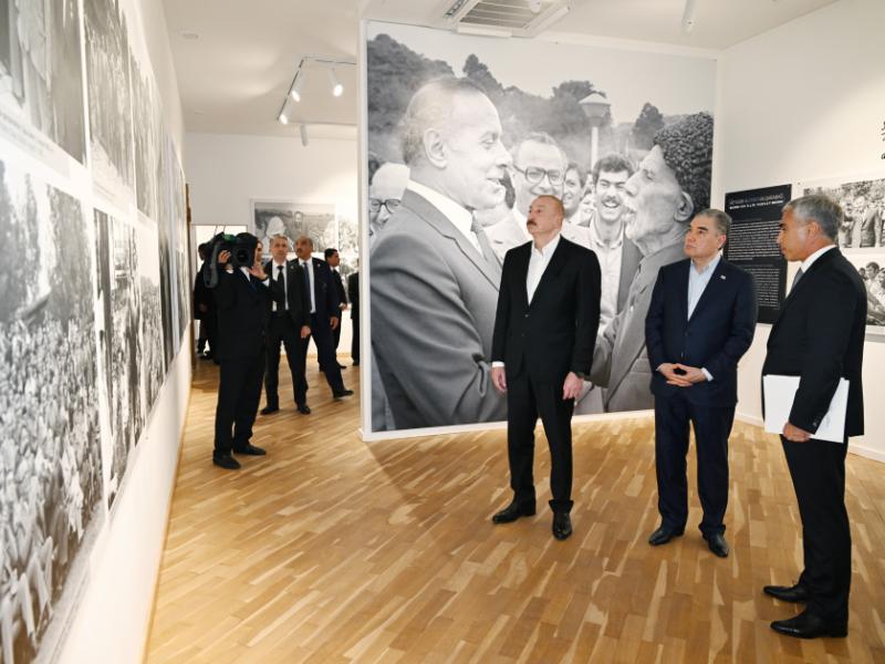 Prezident İlham Əliyev və Qurbanqulu Berdiməhəmmədov Şuşadakı Yaradıcılıq Mərkəzində “Heydər Əliyev və Qarabağ” sərgisi ilə tanış olublar