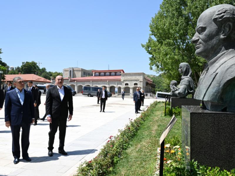 Prezident İlham Əliyev və Türkmənistan Xalq Məsləhətinin sədri Şuşada Natəvanın, Bülbülün və Üzeyir Hacıbəylinin gülləbaran edilmiş heykəllərinə baxıblar