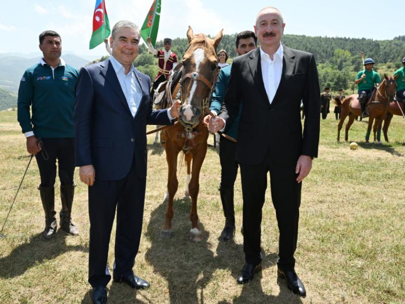 Qurbanqulu Berdiməhəmmədova Cıdır düzündə “Dostluq” adlı Qarabağ atı hədiyyə edilib