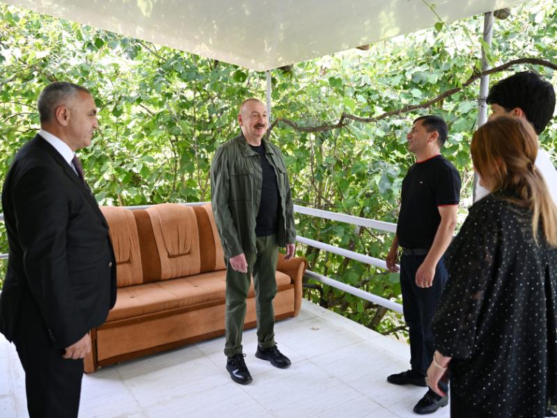 Президент Ильхам Алиев посетил село Ханъюрду в Ходжалинском районе, встретился с группой переселившихся в село жителей