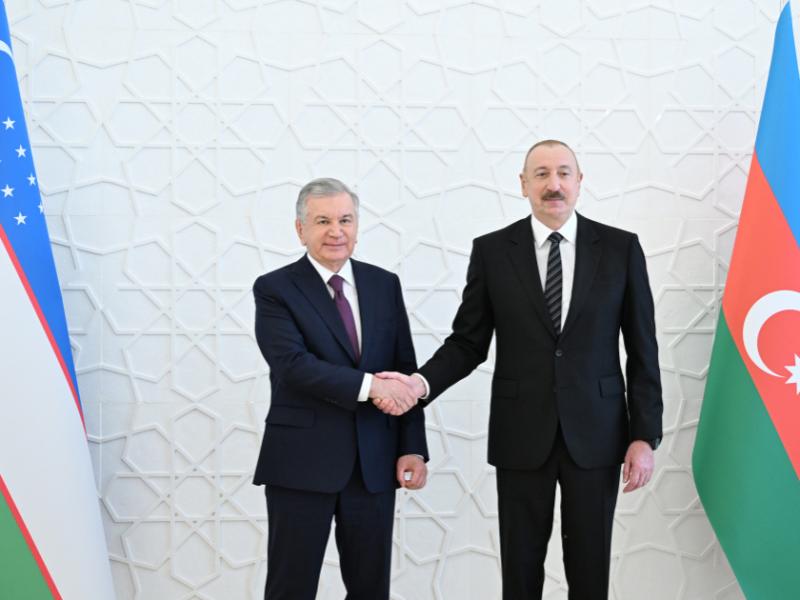 Президент Ильхам Алиев поздравил Шавката Мирзиёева