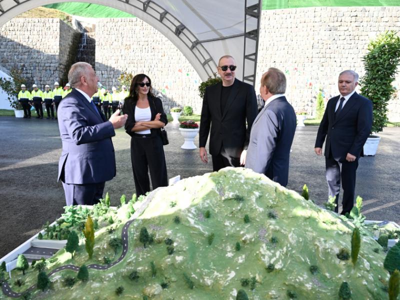 Президент Ильхам Алиев и первая леди Мехрибан Алиева ознакомились с работами, проводимыми на автомобильной дороге Тоганалы-Кяльбаджар-Истису