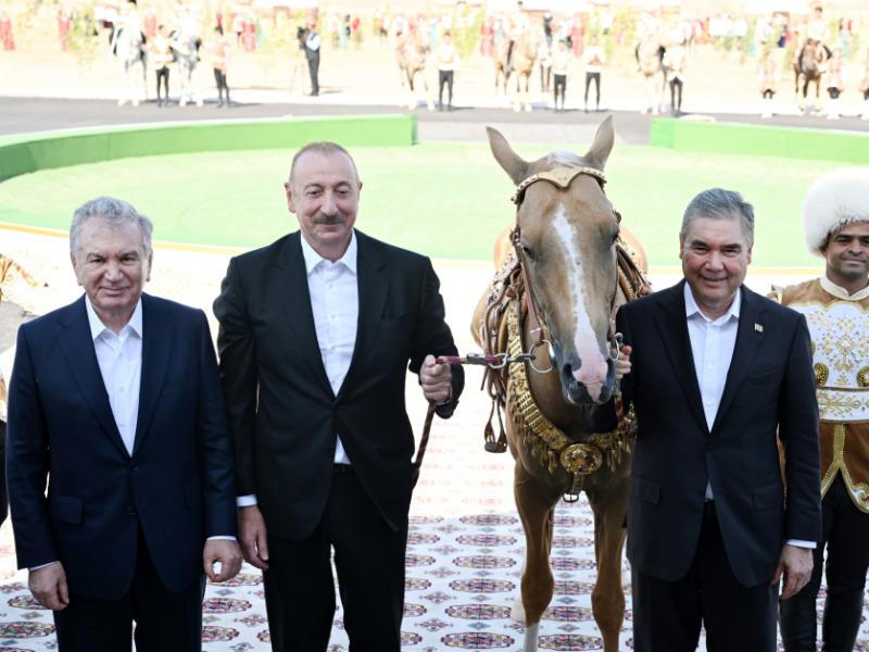 President Ilham Aliyev presented with Akhal-Teke horse