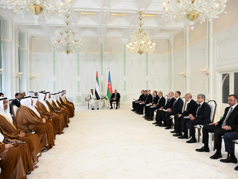 Состоялась встреча президентов Ильхама Алиева и Шейха Мухаммеда бен Заида Аль Нахайяна в расширенном составе, проведен обмен документами между Азербайджаном и Объединенными Арабскими Эмиратами