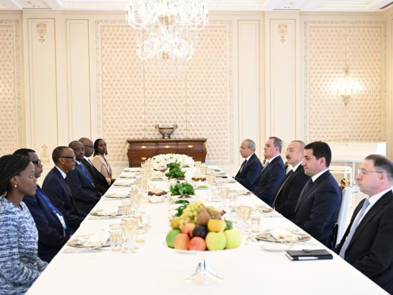 В ходе обеда состоялась встреча Президента Азербайджана Ильхама Алиева с Президентом Руанды в расширенном составе