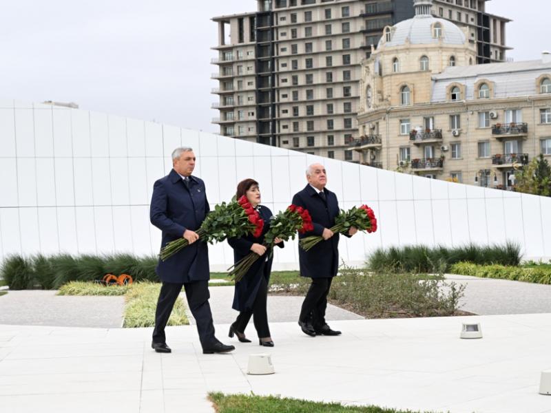 Dövlət və hökumət rəsmiləri Bakıda Zəfər parkında olublar