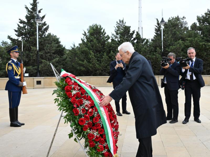 Italian President commemorates martyrs in Baku