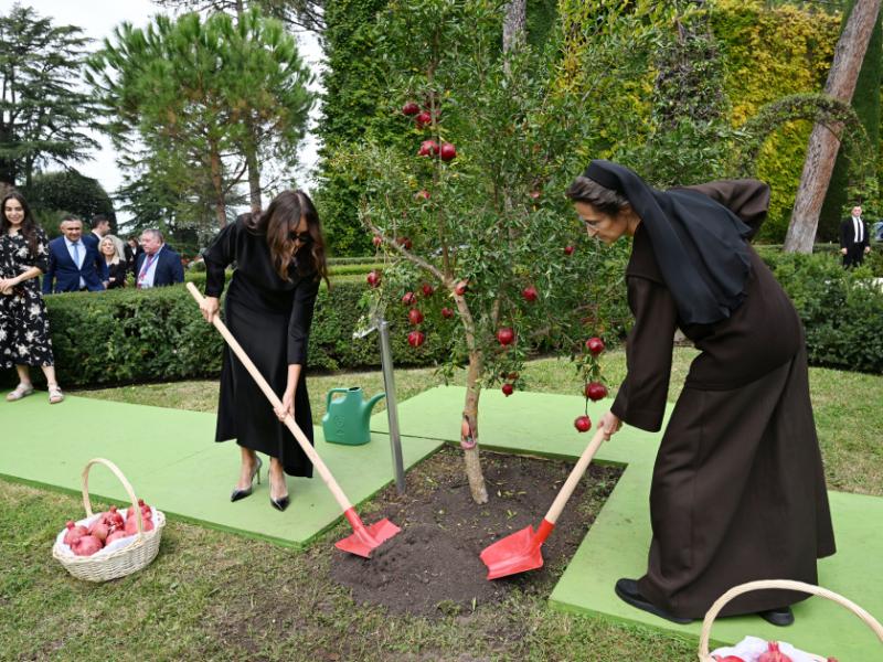 First Vice-President Mehriban Aliyeva, along with family members, attended tree planting ceremony in Vatican Gardens