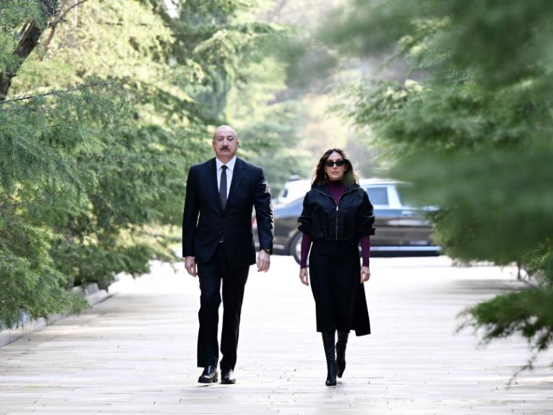 Президент Ильхам Алиев и первая леди Мехрибан Алиева посетили могилу Общенационального лидера Гейдара Алиева
