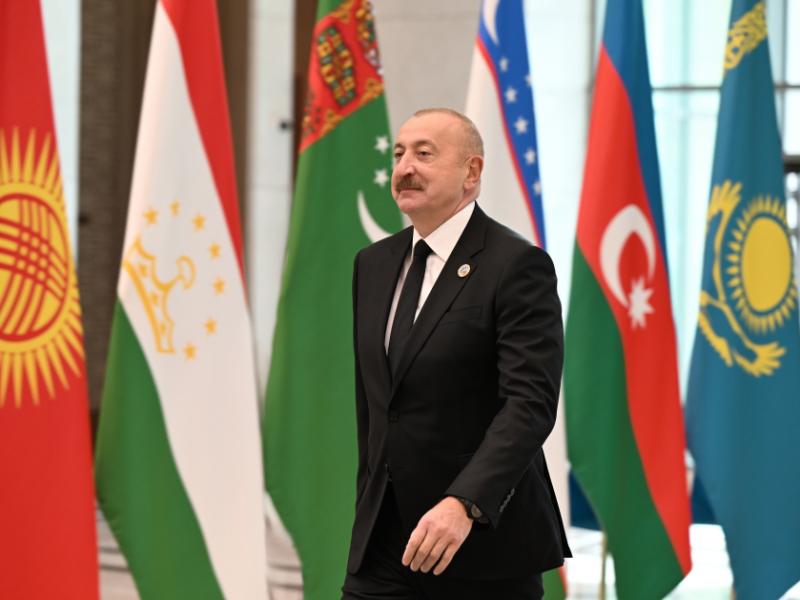 Президент Ильхам Алиев прибыл в Конгресс-центр в Ташкенте