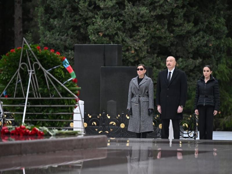 Prezident İlham Əliyev və birinci xanım Mehriban Əliyeva Ümummilli Lider Heydər Əliyevin məzarını ziyarət ediblər
