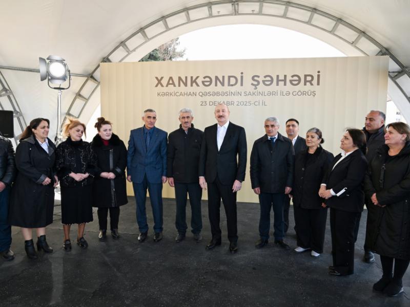 Prezident İlham Əliyev Kərkicahan qəsəbəsində buraya köçən sakinlərlə görüşüb