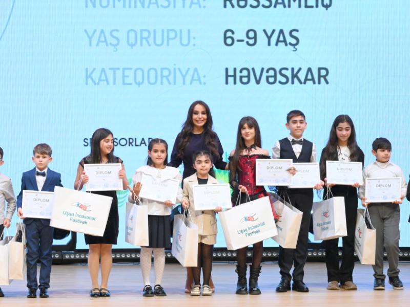 Лейла Алиева и Алена Алиева приняли участие в заключительной церемонии награждения победителей Детского художественного фестиваля