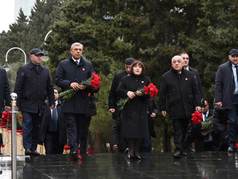 Azerbaijan’s state and government officials visit Alley of Martyrs