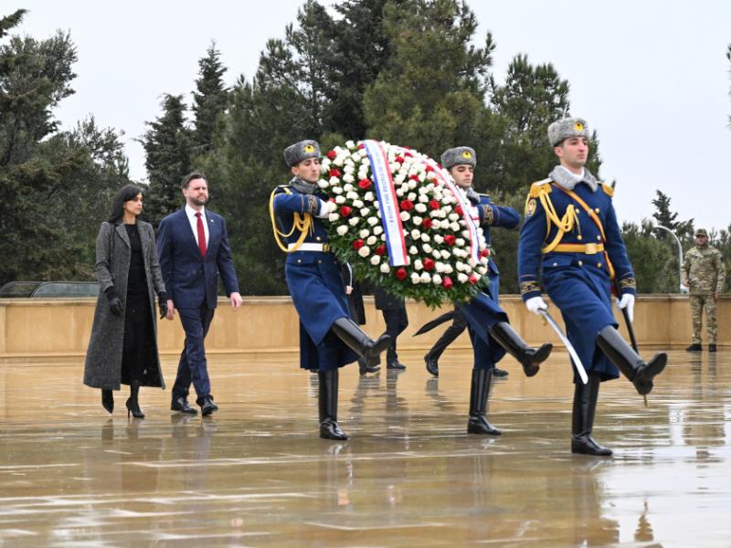 Amerika Birləşmiş Ştatlarının Vitse-prezidenti Cey. Di. Vens Şəhidlər xiyabanını ziyarət edib