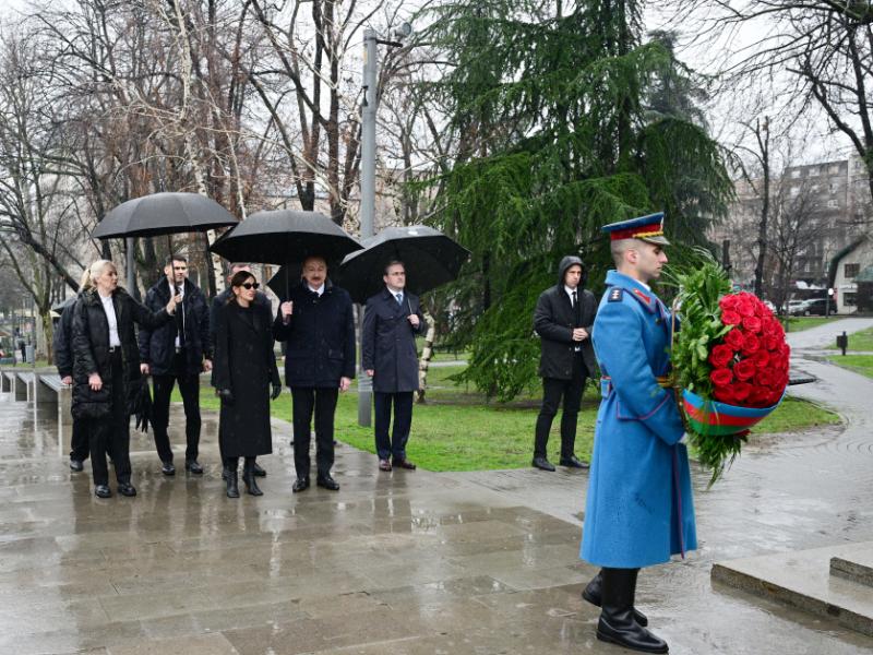 Президент Ильхам Алиев в Белграде посетил памятники Общенациональному лидеру Гейдару Алиеву и выдающемуся сербскому писателю Милораду Павич