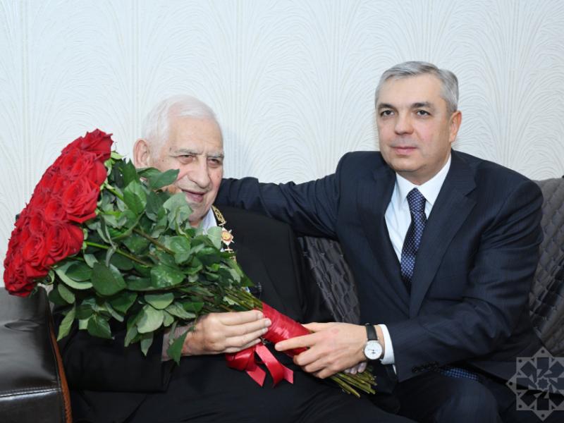 Xalq şairi Nəriman Həsənzadəyə “Heydər Əliyev” ordeni təqdim edilib