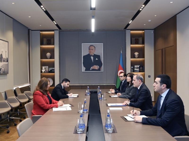 Kolumbiyanın ölkəmizdəki yeni səfiri etimadnaməsinin surətini nazir Ceyhun Bayramova təqdim edib