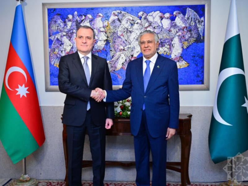Azerbaijani, Pakistani FMs hold phone talks