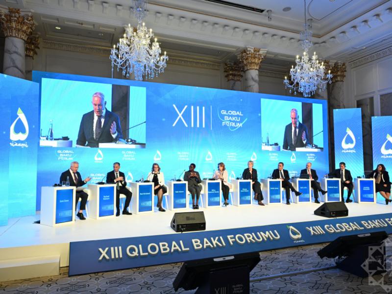 “Rəqəmsal gələcək: süni intellekt, idarəetmə və innovasiyanın etikası” mövzusunda panel iclas