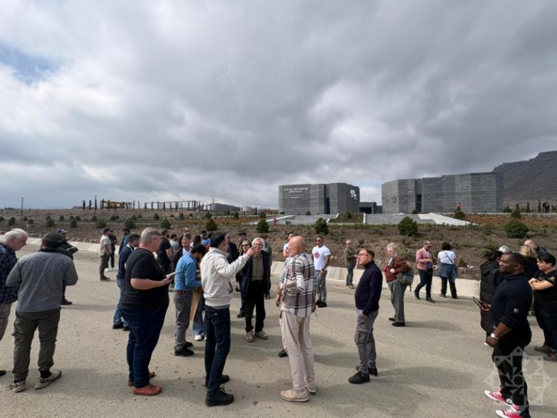 Международные путешественники у Мемориала жертвам Ходжалинского геноцида