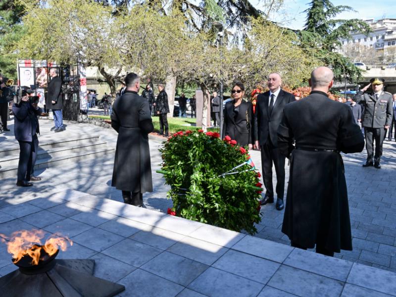 Prezident İlham Əliyev Tbilisidə Qəhrəmanlar Memorialını ziyarət edib