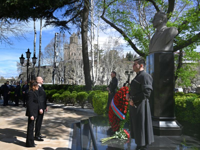 President Ilham Aliyev visited statue of National Leader Heydar Aliyev in Tbilisi