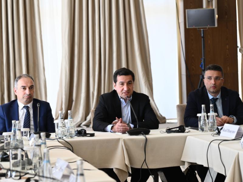 “Sülh Körpüsü” təşəbbüsünün iştirakçıları Qəbələdə Azərbaycan Prezidentin köməkçisi Hikmət Hacıyevlə görüşüblər