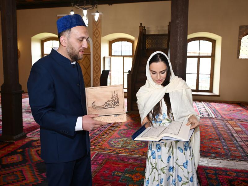 Leyla Əliyeva və Arzu Əliyeva Şəkidə Xan məscidini ziyarət ediblər