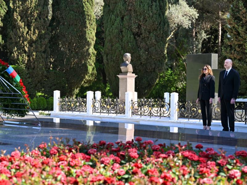 Prezident İlham Əliyev və birinci xanım Mehriban Əliyeva Fəxri xiyabanda Ulu Öndər Heydər Əliyevin məzarını ziyarət ediblər