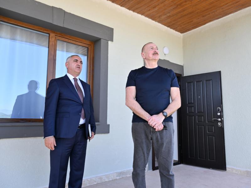 Prezident İlham Əliyev Xocalıda hərbi qulluqçular üçün nəzərdə tutulan fərdi evlərdə yaradılmış şəraitlə tanış olub