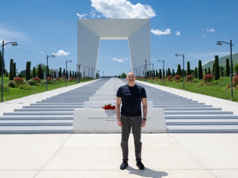 President Ilham Aliyev laid flowers in front of Victory Arch in Khankendi city