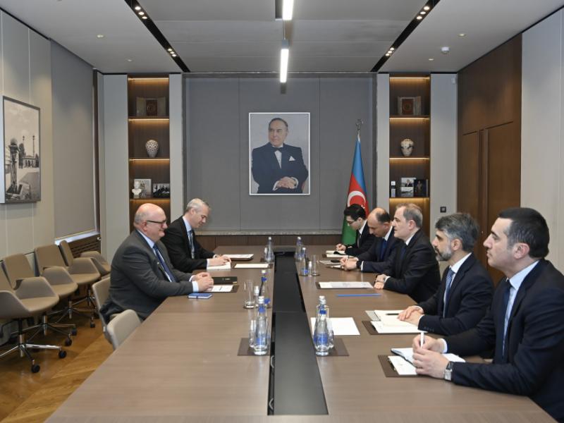 Birləşmiş Krallığın ölkəmizə yeni təyin olunmuş səfiri etimadnaməsinin surətini nazirə təqdim edib